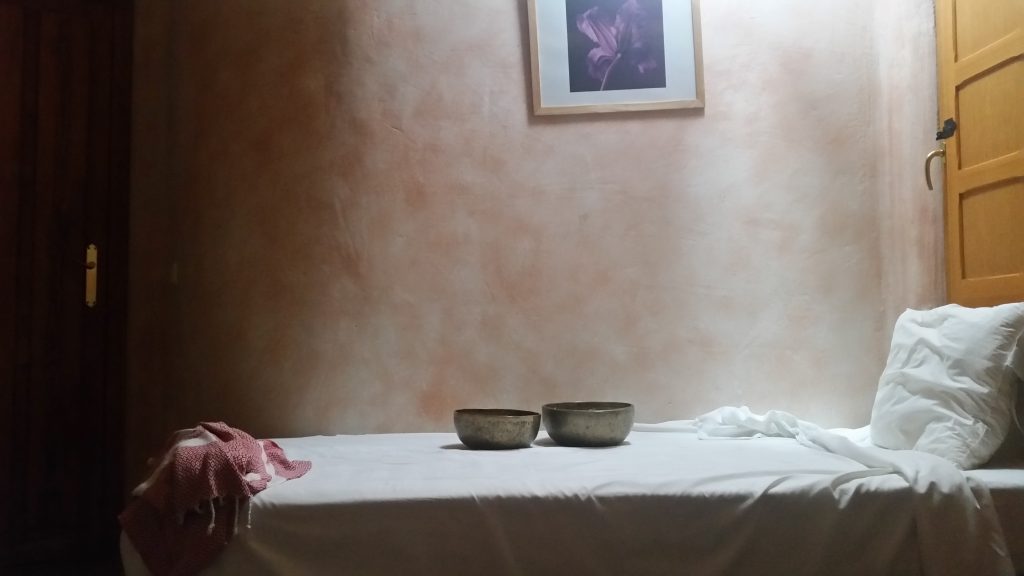 cuencos tibetanos sobre cama