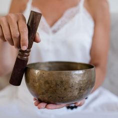 mujer tocando cuenco